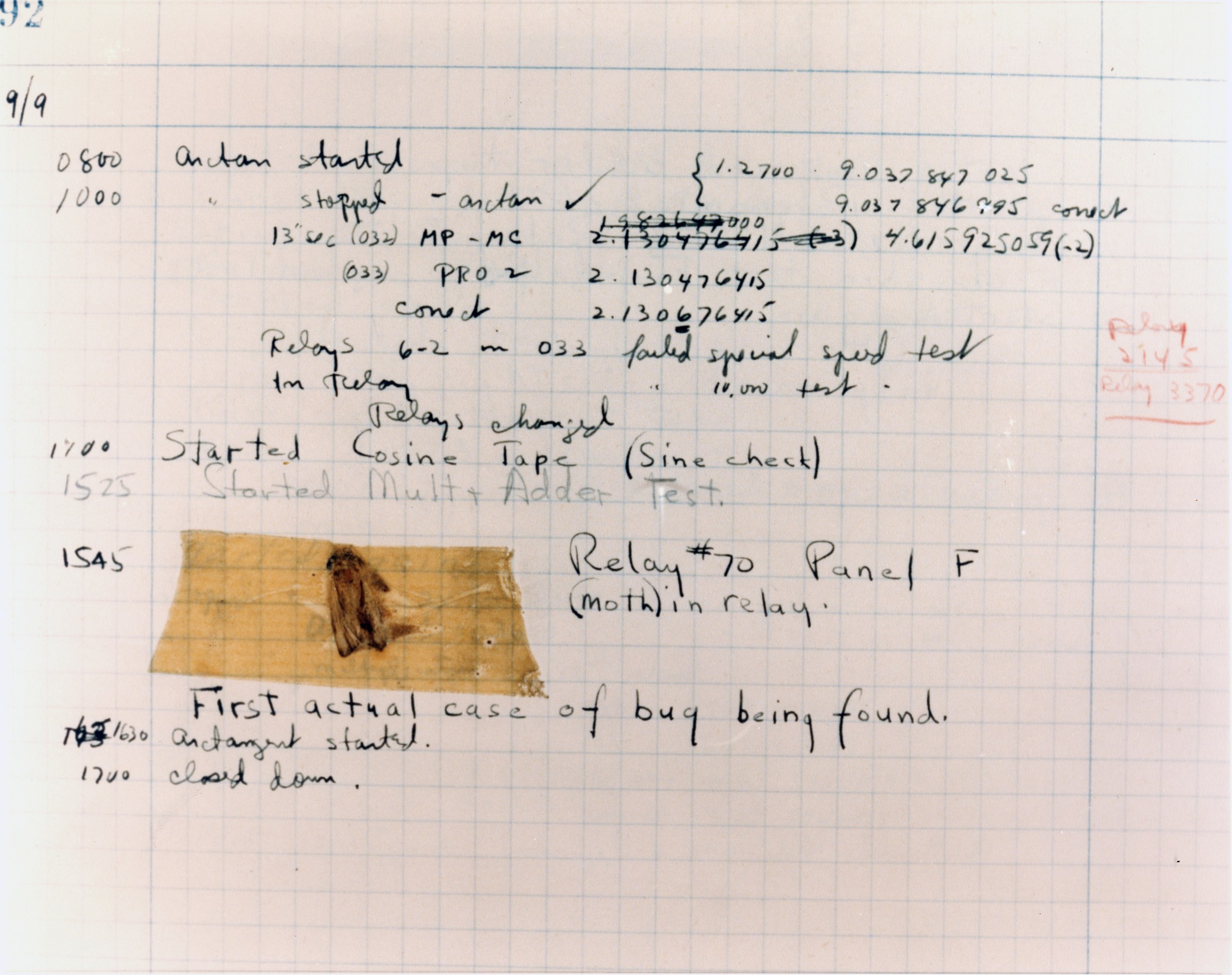 foglio di carta con la falena bug di Grace Hopper esposto allo Smithsonian National Museum of American History di Washington DC