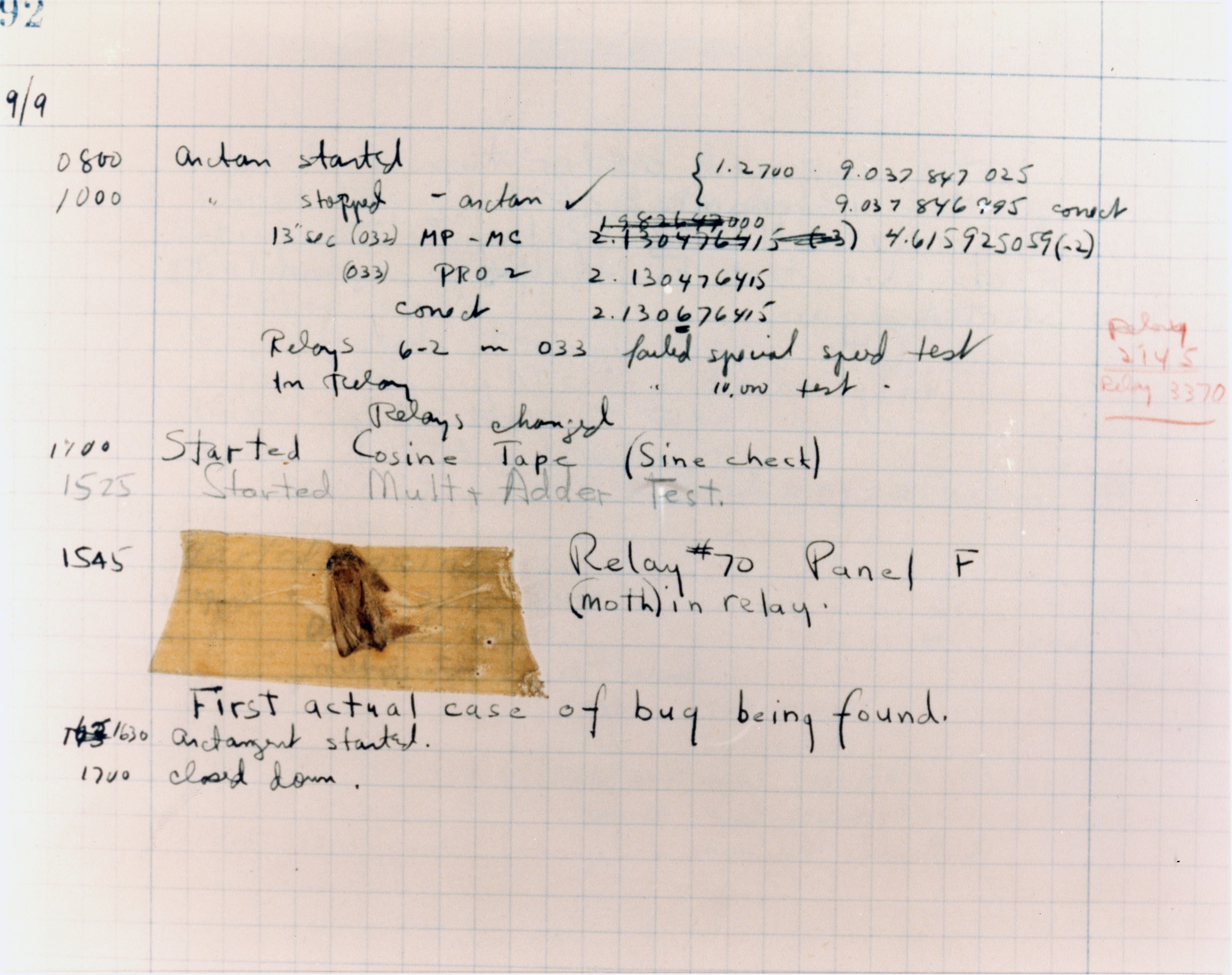 foglio di carta con la falena bug di Grace Hopper esposto allo Smithsonian National Museum of American History di Washington DC